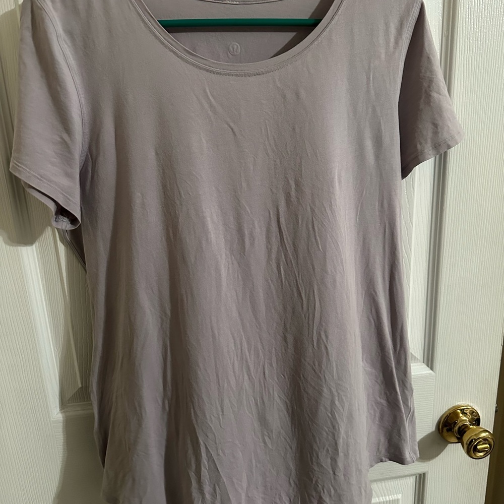 Women's Lululemon Lavender Short Sleeve Top